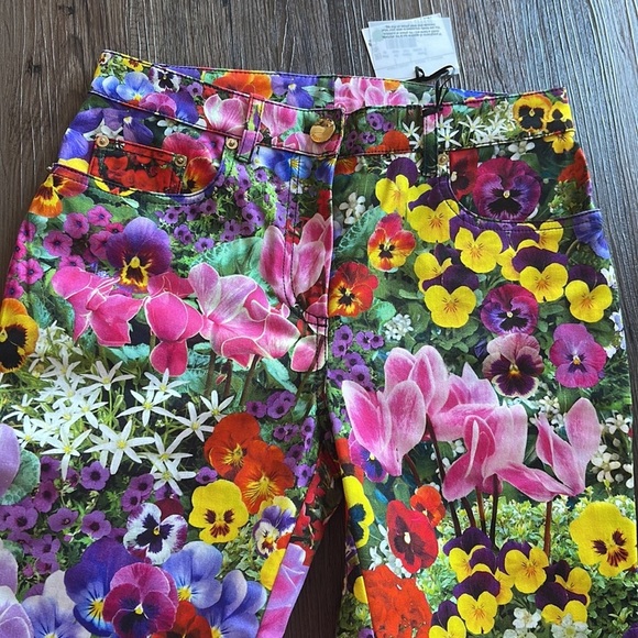 NWT ๐ Moschino Boutique flower print jeans 2021 collection. Flare bottom size 6 - Picture 4 of 11